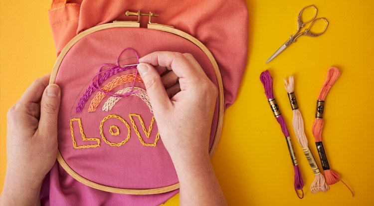 /content/dam/cultura-one/sélections/arts-et-loisirs-créatifs/10-activités-anti-stress/TUTO_CMS_Broderie.jpg