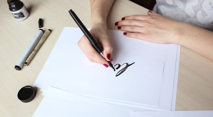 /content/dam/cultura-one/sélections/arts-et-loisirs-créatifs/10-activités-anti-stress/TUTO_CMS_Calligraphie.jpg