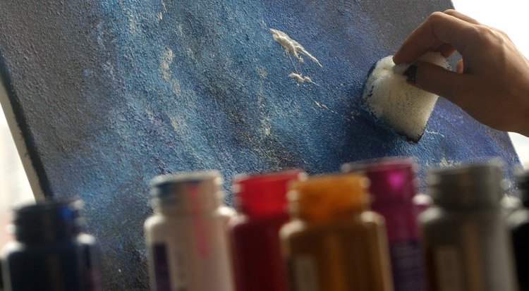/content/dam/cultura-one/sélections/beaux-arts/techniques-peinture-acrylique/TUTO_CMS_eponge.jpg