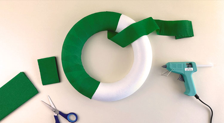 Une couronne de Noël en chutes de tissu - Marie Claire